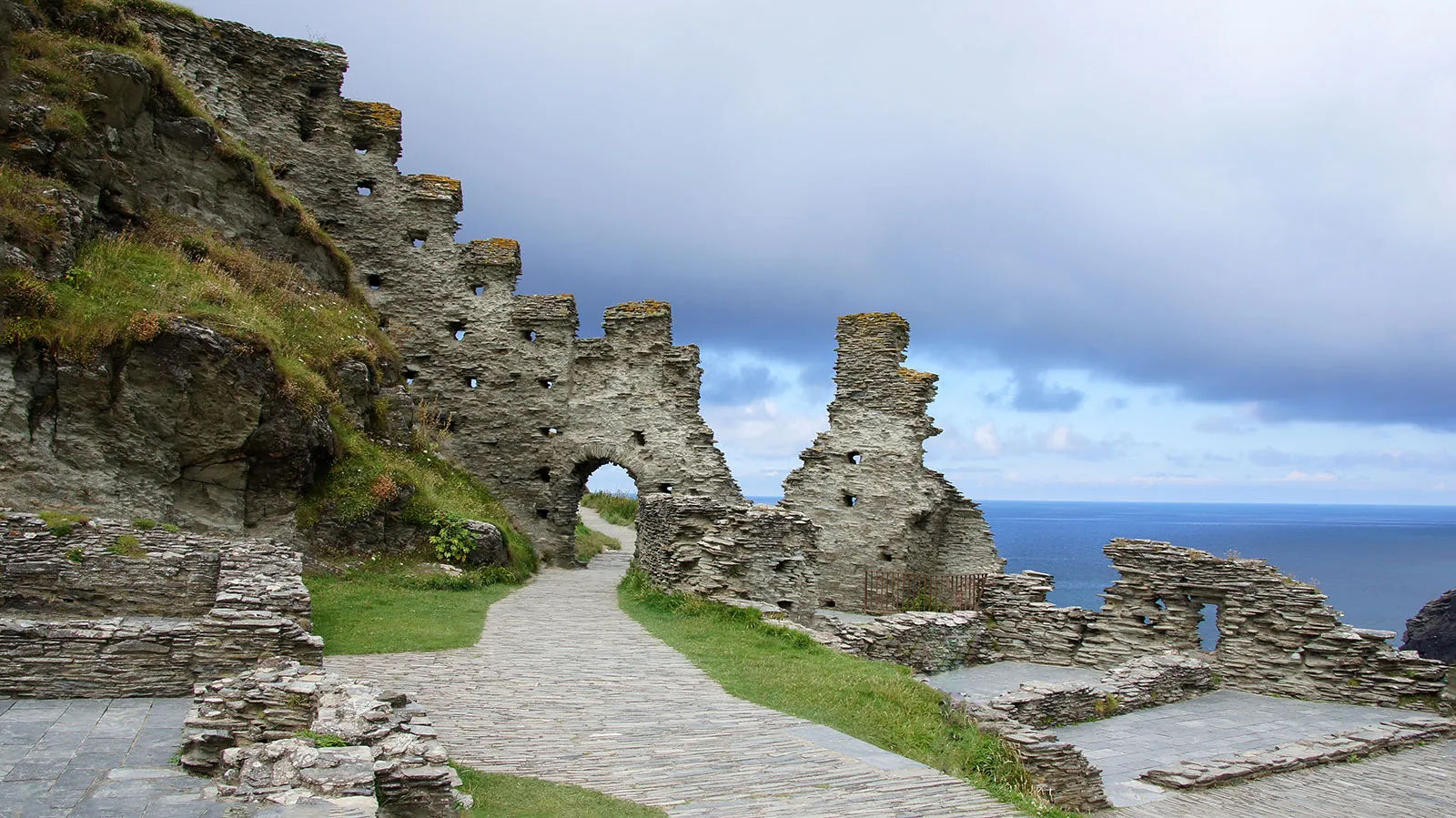 Ruin-of-Tintagel-castle-on-the-coast-of-Cornwall