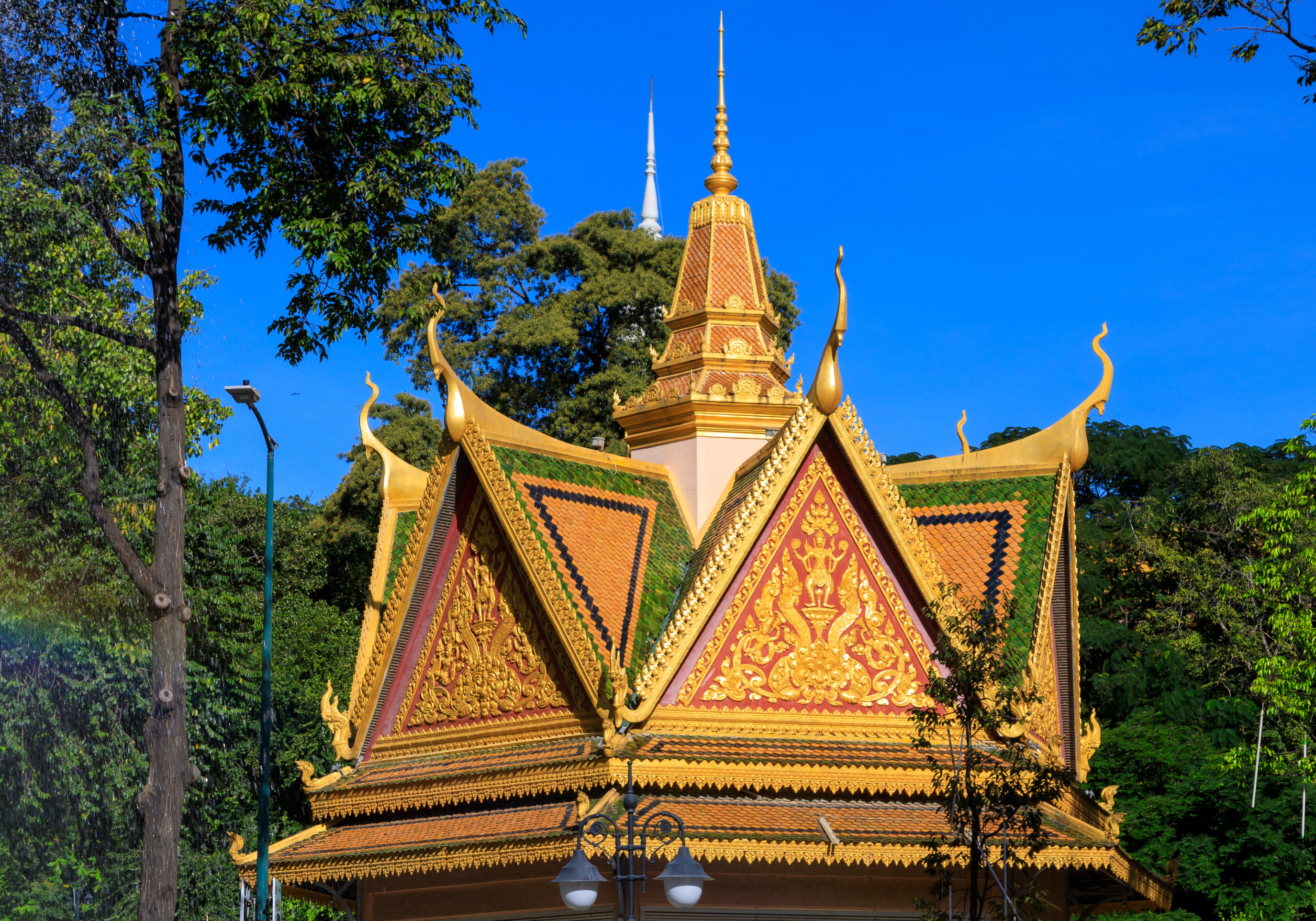 Wat Phnom Khmer Temple Phnom Penh Cambodia (2)
