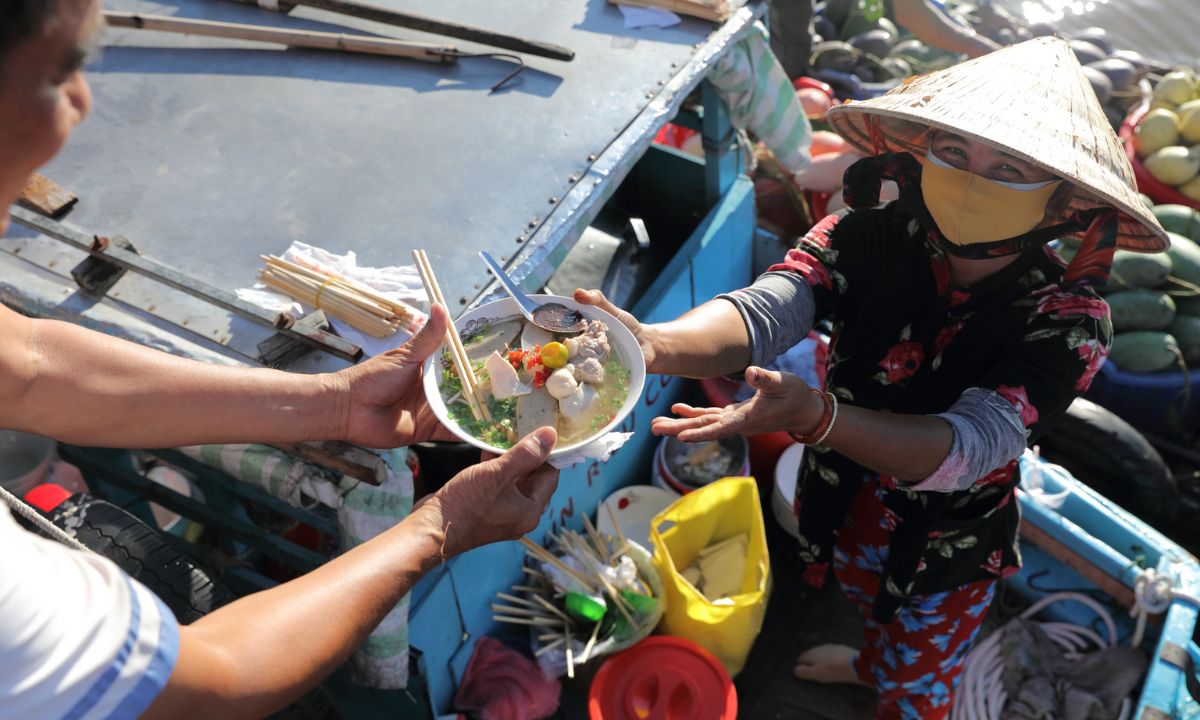 floating market vietnam breakfast