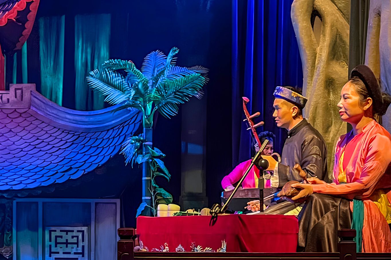 Live music played along with the water puppet show