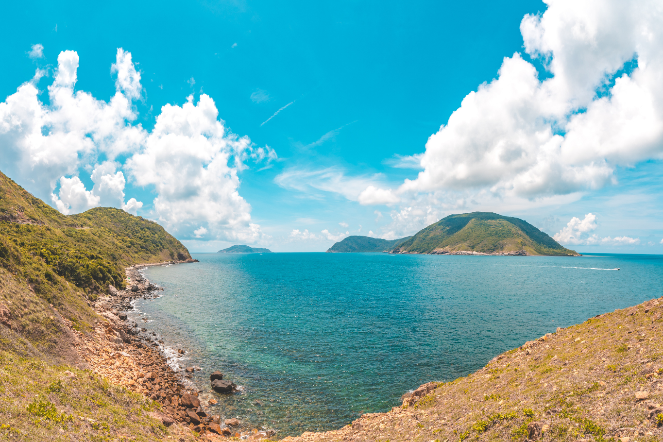 Clear blue sea in Con Dao for nature lovers