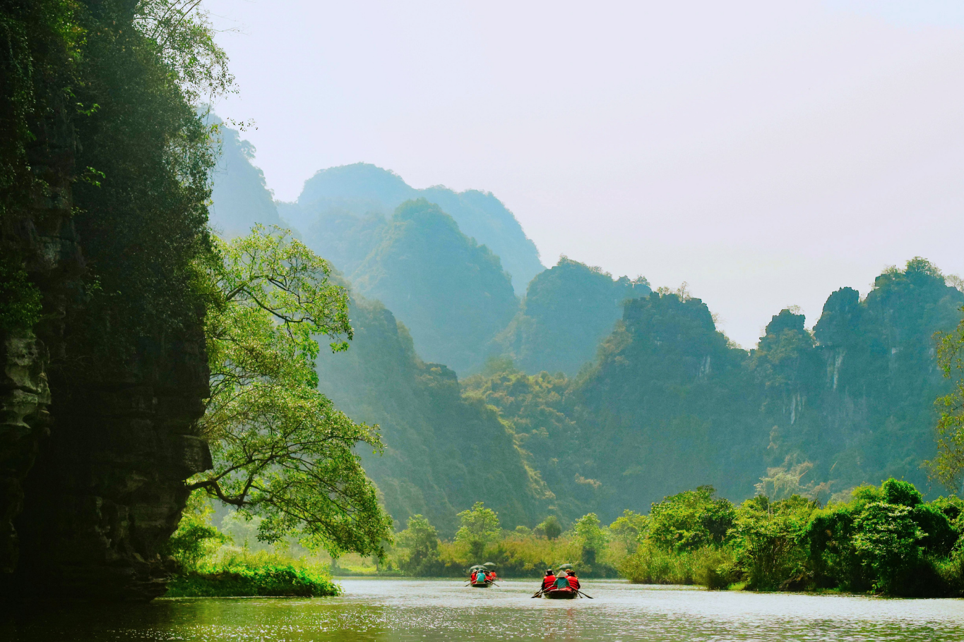 Trang An boat tour through caves and rivers for nature lovers