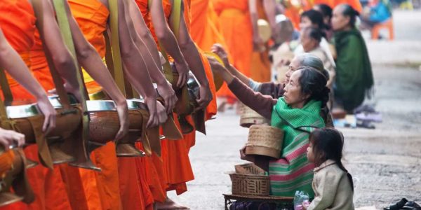 Alms-Giving-and-Morning-Market