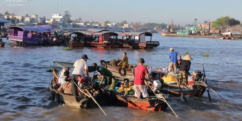 Cai Rang Floating Market is usually filled with hundreds of boats selling countless types of goods and products.